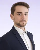 Thomas, fondateur de Tomigami, en veste marine et chemise blanche