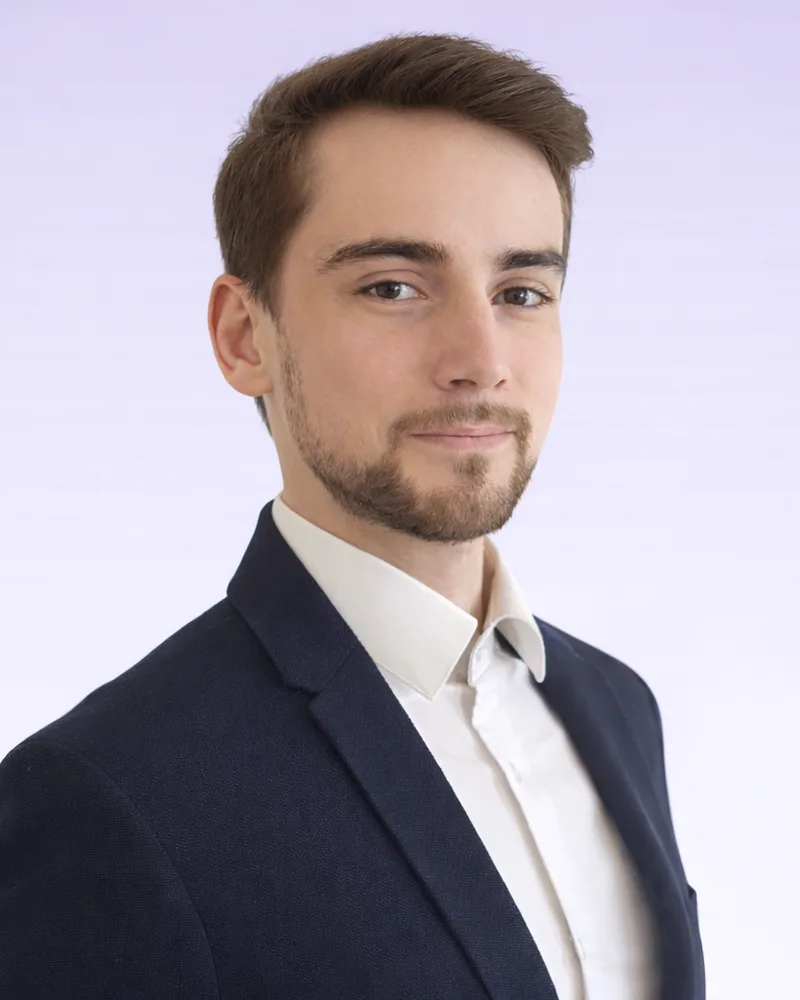 Thomas, fondateur de Tomigami, en veste marine et chemise blanche